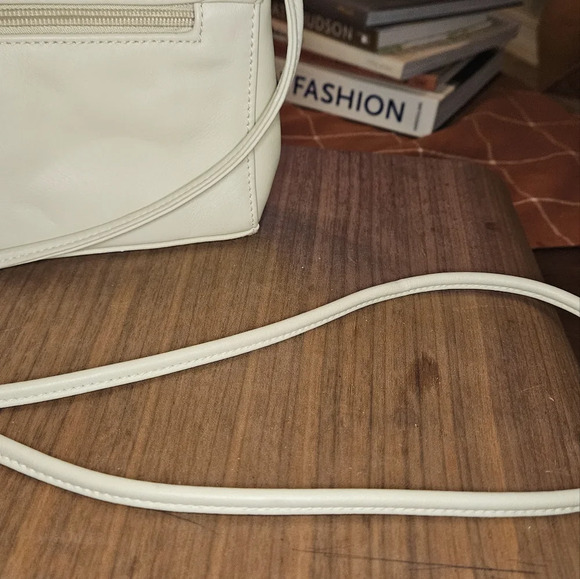 VINTAGE Genuine leather Fold over crossbody bag In Bone. - Picture 5 of 9